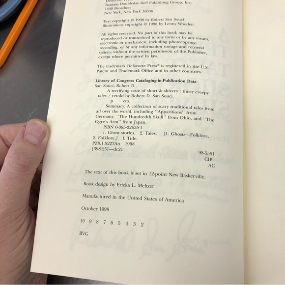 A Terrifying Taste of Short and Shivery by: Robert D. San Souci, hardback book - Picture 2 of 6